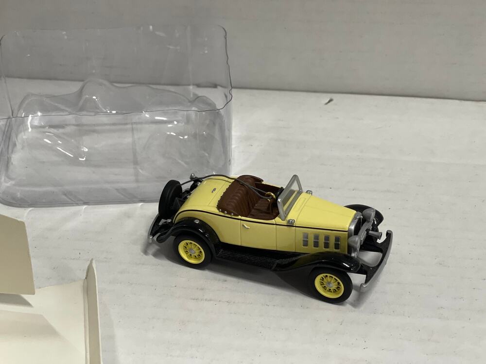 1999 Hallmark Keepsake 1932 Chevrolet Standard Sports Roadster Vintage